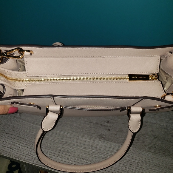 MICHAEL KORS LG DILLON TOTE & WRISLET SET - Picture 5 of 12